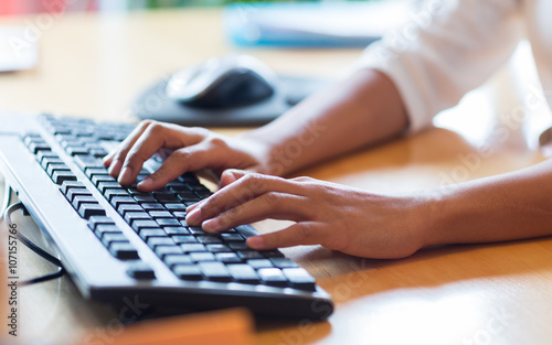 Fotografía close up of female hands typing on keyboard