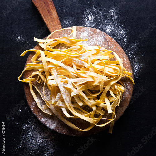 Fotomural Pasta fresca a bordo de corte de la vendimia