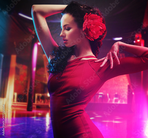 Fotografie, Obraz Krásná brunetka tanečnice dělat show