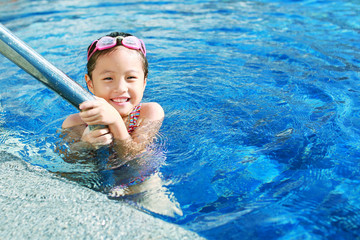 Wall Mural - children in swimming pool