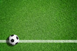 canvas print picture - Fußball auf grünem Rasen mit Makierung