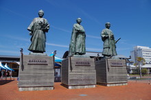 高知駅前の銅像