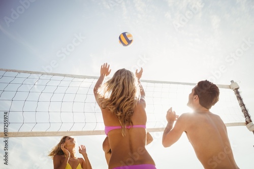 Fotomural Amigos que juegan a voleibol de playa