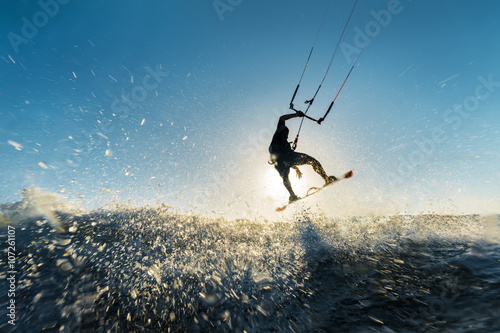 Cuadros en Lienzo Surfer saltando en la puesta de sol
