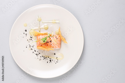 Fotografía Smoked salmon and sauce cooked by molecular gastronomy technic