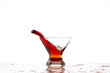 Bicchiere con liquido rosso in movimento