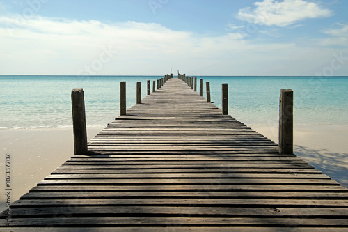 Naklejka na szafę wooden jetty on sunny beach