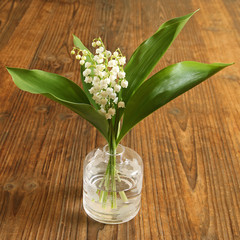 Sticker - Bouquet de muguet sur table en bois