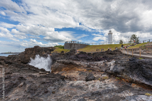 Fotografia, Obraz Kiama Lighthouse with water spraying out of the blowhole, Sydney, NSW, Australia