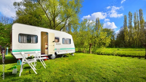 Fotomural Caravan trailer on a green lawn, on a sunny spring day