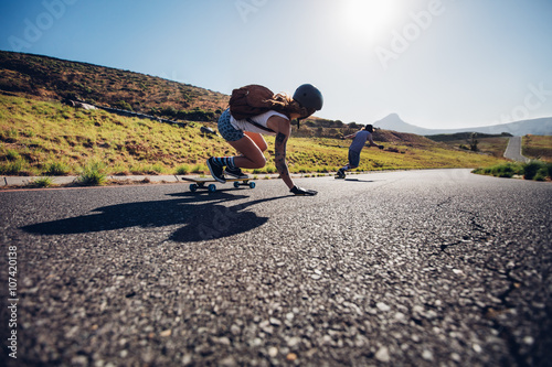 Cuadros en Lienzo Amigos longboarding por el camino