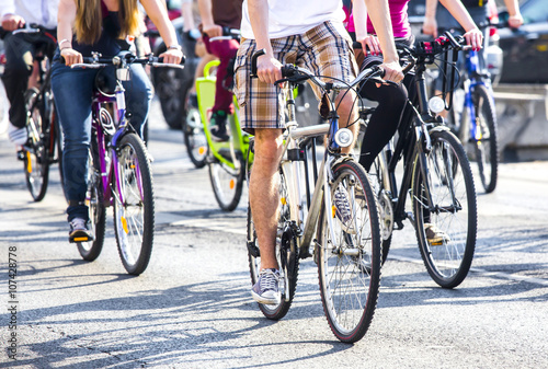 Zdjęcie XXL rowerzyści na ulicy