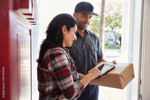 Stampa su Tela Woman Signing For Package From Courier At Home