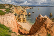 traumhafte Urlaubsstimmung an den farbenfrohen Stränden der Algarve, Portugal