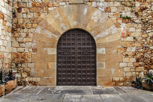 Fotografía Closed gate on an ancient fortress