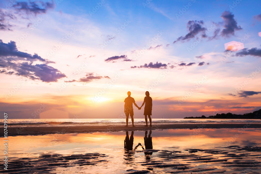 Heureux Jeune Couple Romantique Dans Lamour Se Amuser Sur La Belle Plage De Belle Journée Dété