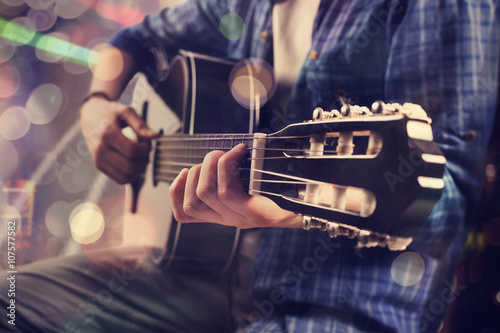 Plakat Młody człowiek gra na gitarze