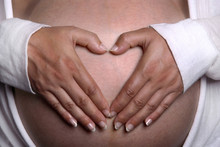 Zwangere Vrouw Houdt Beide Handen In Hartvorm Op Haar Buik