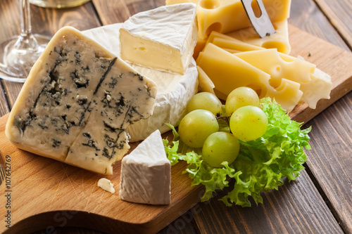 Photo Set of different cheeses