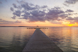 Fototapeta Pomosty - Pomost na jeziorze po zachodzie słońca