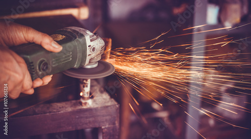 Photographie master of welding seams angle grinder