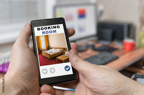 Plakat Człowiek w pokoju rezerwacji w hotelu online ze smartfona.