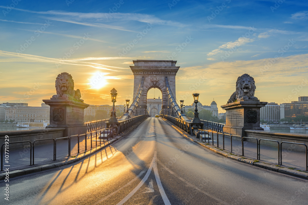 Most Łańcuchowy o wschódzie słońca, Budapeszt, Węgry - obrazy, fototapety, plakaty 