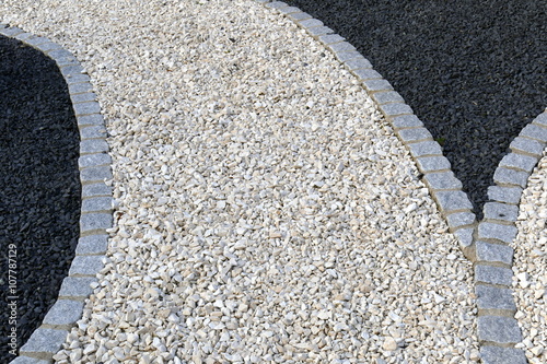 Wege Aus Kies Und Schotter Im Garten Kaufen Sie Dieses Foto Und Finden Sie Ahnliche Bilder Auf Adobe Stock Adobe Stock