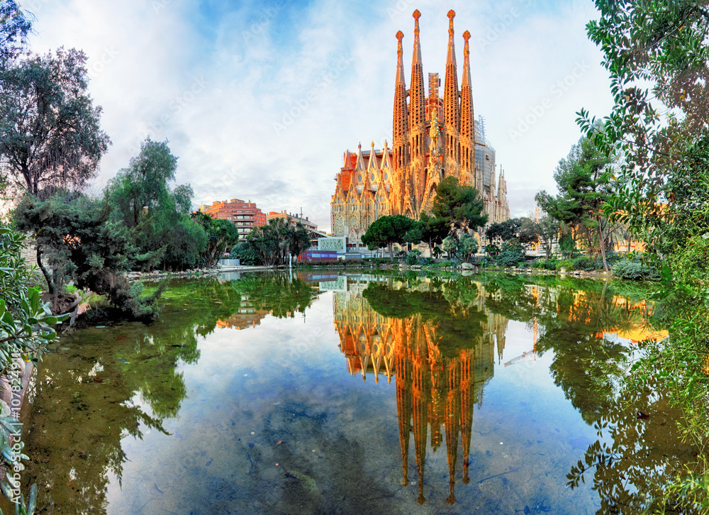 Obraz na płótnie BARCELONA, SPAIN - FEB 10: View of the Sagrada Familia, a large w salonie