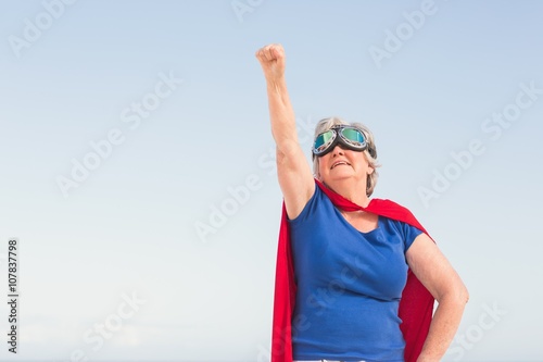 Fotomural Senior woman wearing superwoman custome