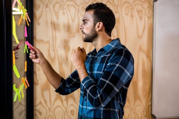 Aufkleber - Man looking at sticky notes on window