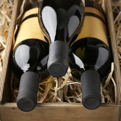 Canvas Print - Wine bottles in wooden box and straw