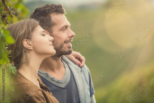 Zdjęcie XXL Młoda romantyczna para w winnicy