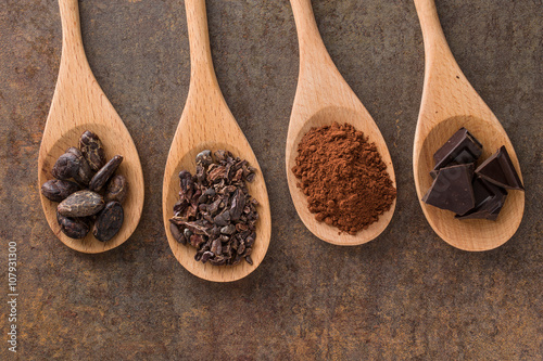 Fotografía cocoa and dark chocolate in wooden spoons