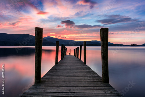 oszalamiajaco-wibrujacy-rozowy-i-purpurowy-zmierzch-na-pieknym-wieczor-przy-ashness-jetty-derwentwater-jeziorny-okreg-uk