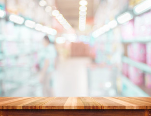 Poster - Empty wood table and blurred supermarket background. product dis