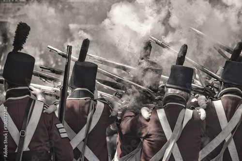 Plakat żołnierze ostrzeliwują pistolety odtwarzające wojnę w 1812 roku