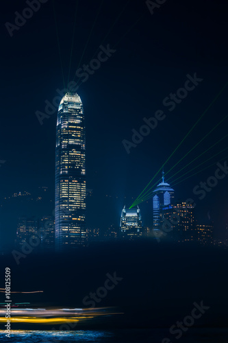 Photo Hong Kong Night View / Illuminated city skyline detail at night with foggy cloud