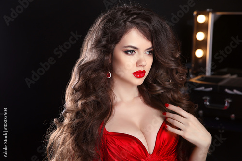Fotografía Makeup. Hairstyle. Beautiful girl with long wavy hair. brunette