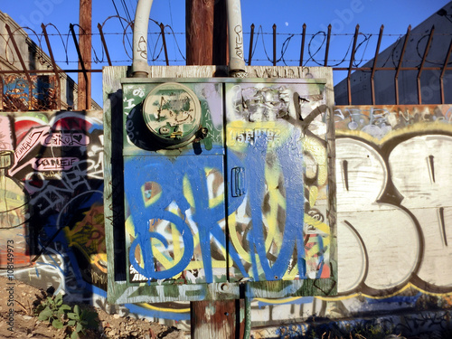 Photo Urban ghetto electrical box with colorful painted graffiti - landscape color pho