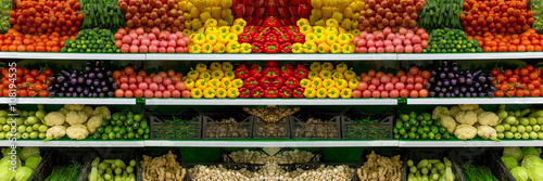 Cuadros en Lienzo Vegetables on shelf in supermarket