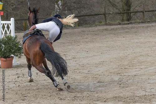 Unfall Blonde Reiterin Stürzt Vom Braunen Pferd Stock Foto Adobe Stock