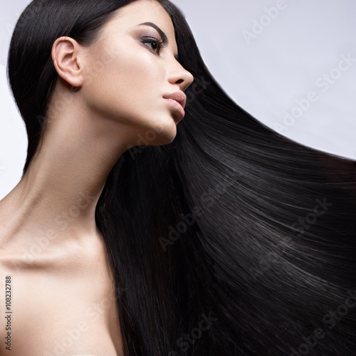 Fotografie, Obraz Krásná brunetka v cestách s dokonale hladkou srstí a klasický make-up