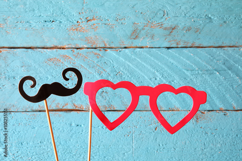 Fotografija paper heart shape fake glasses and mustaches in sticks