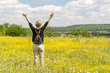 © Calado - Frau auf Wiese im Frühling