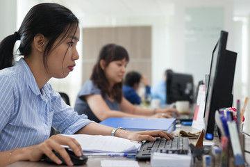 Poster - Asian businesswomen working computer sitting office