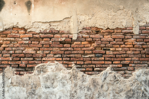 Fototapeta mur  pekniety-mur-z-cegly-betonowej