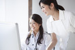 © Monet - Doctors and nurses are looking at the screen of a personal computer