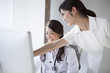 © Monet - Doctors and nurses are looking at the screen of a personal computer