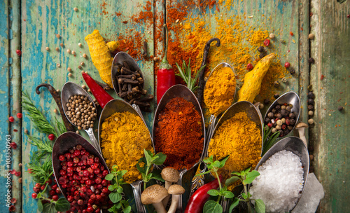 Fotomural Various colorful spices on wooden table